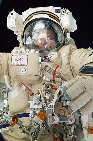 Archivo:ISS-36 EVA-5 (i) Alexander Misurkin