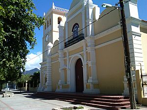 Archivo:Iglesia de Azua RD