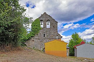Iglesia de San Pelayo y cementerio en Villar de Corrales.jpg