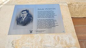 Archivo:Isaac Puenteren omenezko plaka Maeztun, Araba