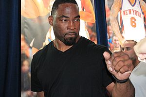 Archivo:Justin Tuck at the NY Knicks vs Miami Heat (May 2012)