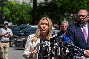 Archivo:Karoline Leavitt addresses press outside Trump trial in New York 05-28-24