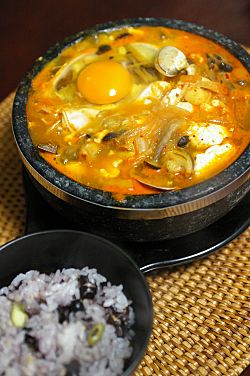 Archivo:Korean.food-Sundubu.jjigae-01