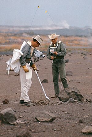 Archivo:Lovell and Haise geology training (S70-20253)
