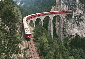Archivo:Mh rhb 706 auf landwasserviadukt