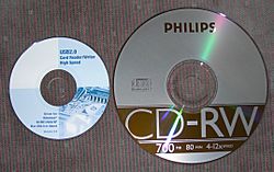 Archivo:Mini CD vs Normal CD comparison