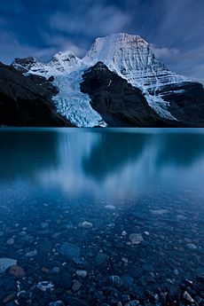 Archivo:Mount Robson Twilight