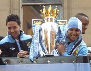 Archivo:Nasri & Aguero with trophy