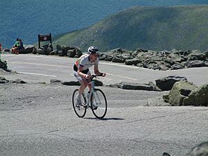 Archivo:Newtons revenge cyclist, 2014