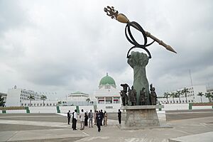Archivo:Nigeria's National Assembly Building with the Mace