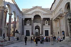 Archivo:Peristyle of Diocletian's Palace, Split (11908116224)