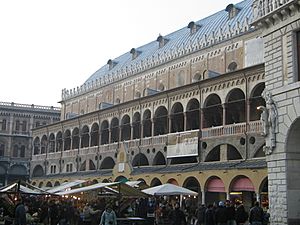 Archivo:Piazza erbe 1 con mercato