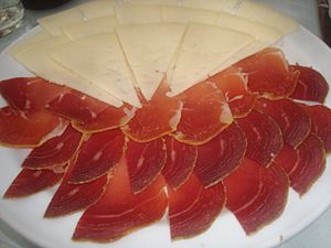 Archivo:Plato de queso y jamón serrano