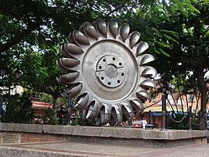 Archivo:Plaza central mesitas del colegio