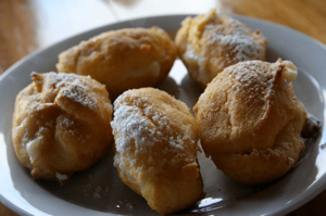 Archivo:Puntarenas, Costa Rica - Puntarenas' Cream Filled Doughnuts