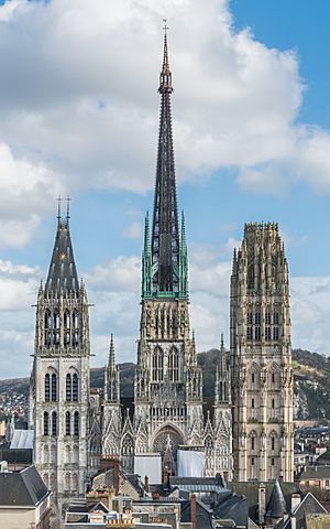 Archivo:Rouen Cathedral as seen from Gros Horloge 140215 4
