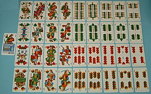 Por qué la baraja de cartas española tiene cuatro palos y qué significan?