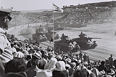 Archivo:Sherman tanks during the Israel independence day parade, 1958 D733-100