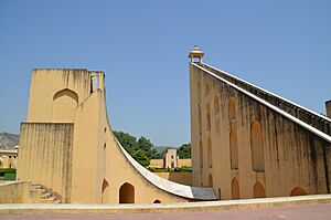 Archivo:Side view of main ynatra at jantar mantar