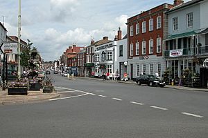 Archivo:The High Street, Pershore - geograph.org.uk - 305983