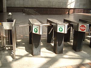 Archivo:Turnstiles in Alewife station, August 2005