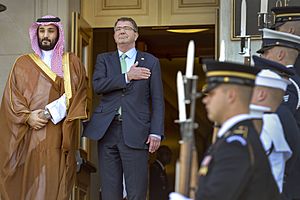 Archivo:U.S.Defense Secretary Ash Carter places his hand over his heart as the national anthem plays during an honor cordon to welcome Saudi Defense Minister Mohammed bin Salman Al Saud to the Pentagon, May 13, 2015 150513-D-NI589-527c