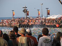 Archivo:US Army 51558 Swimmers compete against one another to claim the title of Ironman in the 2008 World Ironman Competition finals in Hawaii