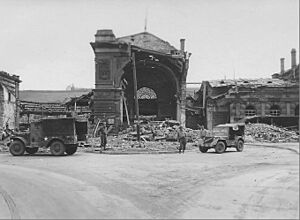 Archivo:View of the heavily damaged Trier Hauptbahnhof, 17 March 1945 (314836945)