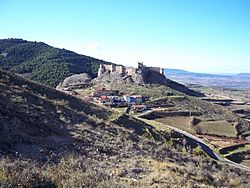 Archivo:Vista del pueblo de Clavijo y su Castillo