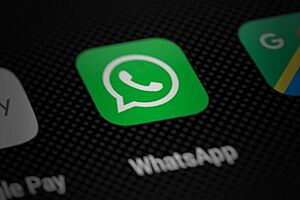 Archivo:Whatsapp app icon on smartphone screen (perspective render) (49897226177)