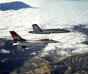 Archivo:YF-16 and YF-17 in flight