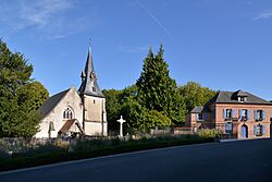 Église Saint-Étienne et mairie de Reux.jpg