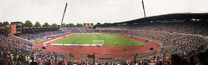 Archivo:1998-08-05 Niedersachsenstadion Freundschaftsspiel Hannover 96 FC Bayern München