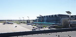 Archivo:20180409-140302-otopeni-airport-april-2018-romania
