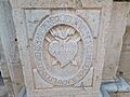 Bajorrelieve de temática fundacional esculpido en la fachada de la iglesia parroquial de Castellfort