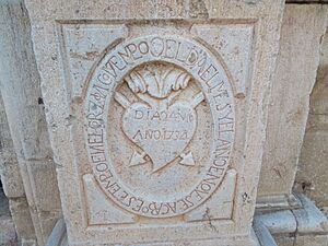 Archivo:Bajorrelieve de temática fundacional esculpido en la fachada de la iglesia parroquial de Castellfort