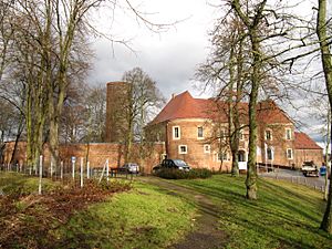 Archivo:Burg eisenhardt torhaus und burgfried