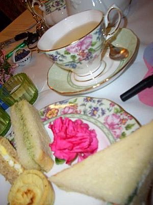Archivo:Cup of tea and sandwiches