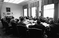 Archivo:EXCOMM meeting, Cuban Missile Crisis, 29 October 1962