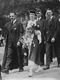Archivo:Esther Hill graduation procession