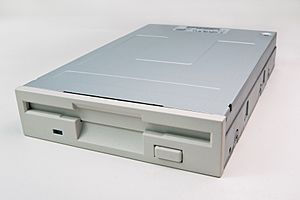 Archivo:Floppy Disk Drive SDF-321B