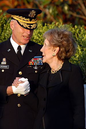 Archivo:General Jackman and Nancy Reagan, June 11, 2004
