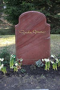 Archivo:Greta Garbo gravestone
