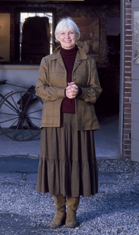 Archivo:Joanne Woodward poses in front of carriage barn, Museum of Westport History, in Westport, Connecticut LCCN2011631145 (cropped)