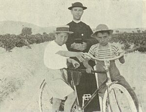 Archivo:Juan María de la Cruz con dos alumnos del Colegio