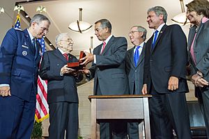 Archivo:Leaders of the U.S. House and Senate present a Congressional Gold Medal in honor of the members of the Civil Air Patrol of World War II