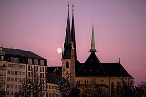 Archivo:Luxembourg, Gëlle Fra full moon (101)
