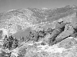Archivo:Marines engage during the Korean War