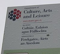 Archivo:Multilingual sign Department Culture Leisure Arts Northern Ireland