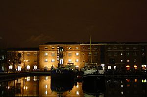 Archivo:Museum in Docklands at night 2005-01-10